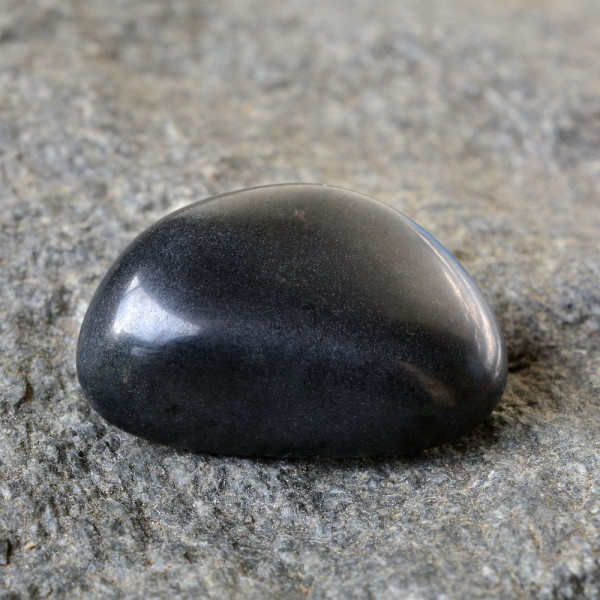 Kρύσταλλος οψιδιανός μαύρος βότσαλο μεσαίο