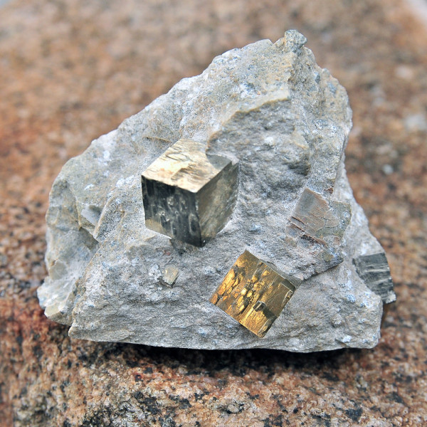 Κρύσταλλοι σιδηροπυρίτη στο φυσικό τους πέτρωμα 1