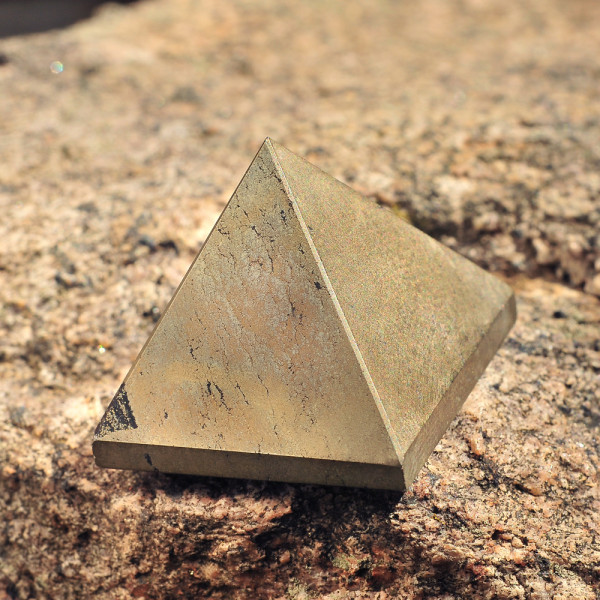 Πυραμίδα κρύσταλλος σιδηροπυρίτης μεσαία