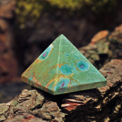 Πυραμίδα κρύσταλλος ζωισίτης με ρουμπινάκια μεσαία