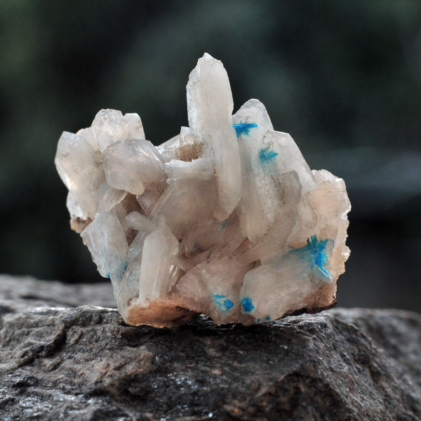 Kρύσταλλος καβανσίτης [πενταγονίτης] στο φυσικό του πέτρωμα