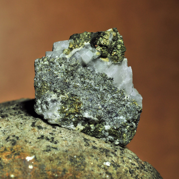 Κρύσταλλος ασβεστίτης σιδηροπυρίτης γαληνίτης σύμπλεγμα ακατέργαστος μικρός