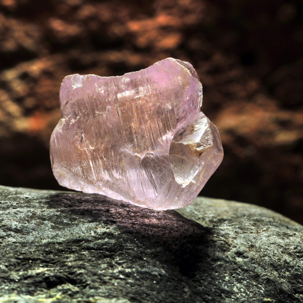 Κρύσταλλος χιδενίτης ροζ ακατέργαστος μικρός