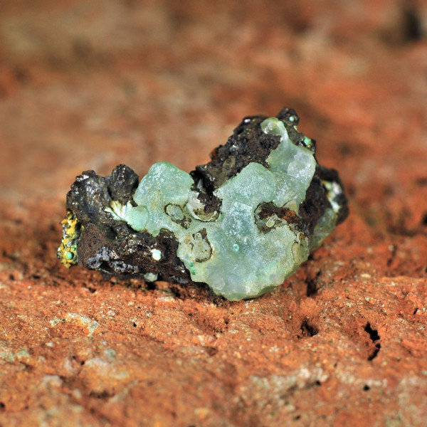 Κρύσταλλος σμιθσονίτης στο φυσικό του πέτρωμα