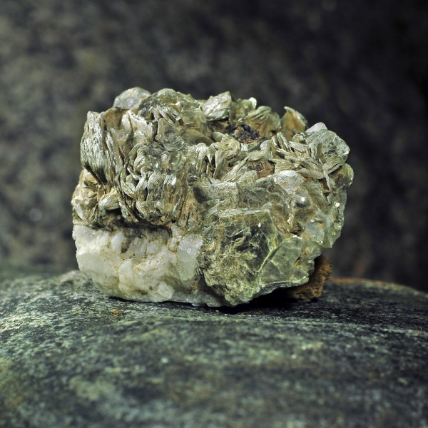 Κρύσταλλος λεπιδόλιθος σε φυσικό πέτρωμα 1