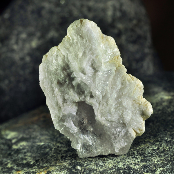 Κρύσταλλος μοργκανίτης στο φυσικό του πέτρωμα