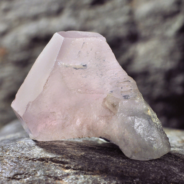 Κρύσταλλος μοργκανίτης  ροζ στο φυσικό του πέτρωμα