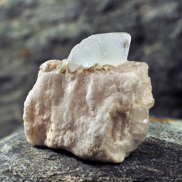 Κρύσταλλος τοπάζι διάφανο στο φυσικό του πέτρωμα 3