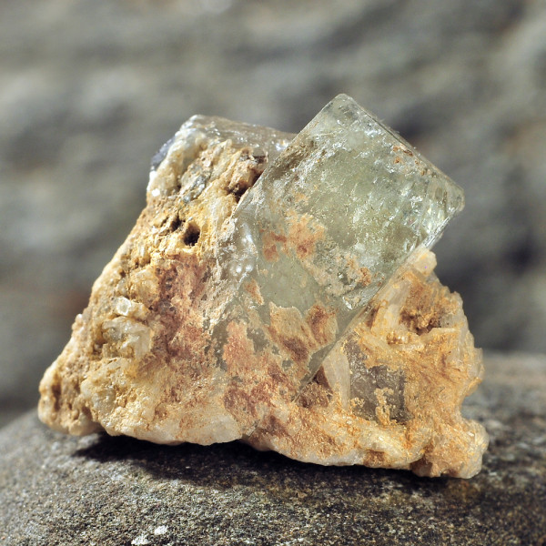 Κρύσταλλος τοπάζι διάφανο στο φυσικό του πέτρωμα 2