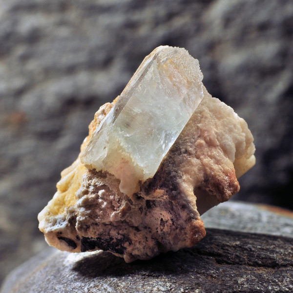 Kρύσταλλος άκουα μαρίνα ΄διάφανη στο φυσικό του πέτρωμα 