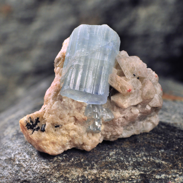 Kρύσταλλος άκουα μαρίνα μπλε στο φυσικό του πέτρωμα 2