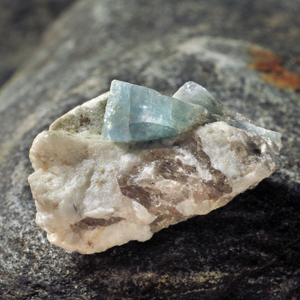Kρύσταλλος άκουα μαρίνα μπλε στο φυσικό του πέτρωμα 1