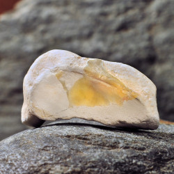 Κρύσταλλος οπάλιος κίτρινος  στο φυσικό του πέτρωμα μεσαίος 2