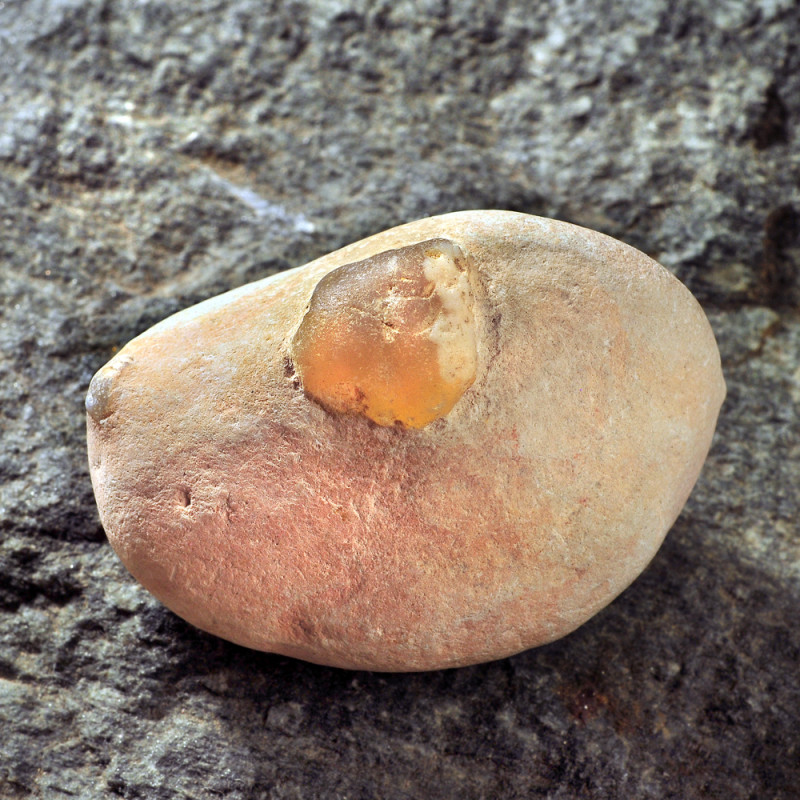 Κρύσταλλος οπάλιος κίτρινος στο φυσικό του πέτρωμα βότσαλο