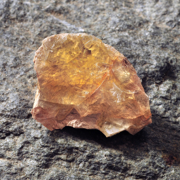 Κρύσταλλος οπάλιος κίτρινος  στο φυσικό του πέτρωμα μικρός