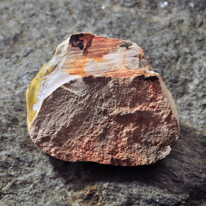 Κρύσταλλος οπάλιος κίτρινος  στο φυσικό του πέτρωμα μεσαίος 1