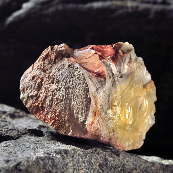 Κρύσταλλος οπάλιος κίτρινος  στο φυσικό του πέτρωμα μεγάλος