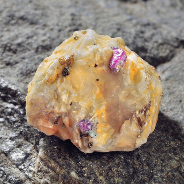 Κρύσταλλος ρουμπίνι στο φυσικό του πέτρωμα 3