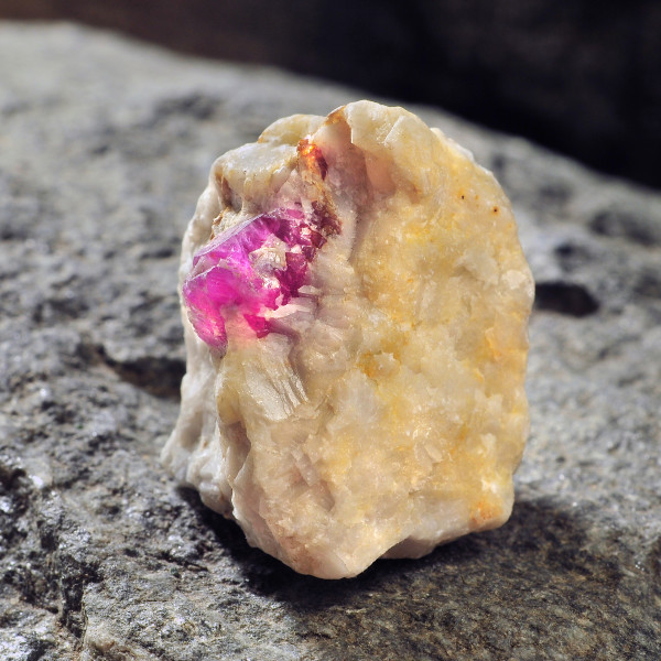 Κρύσταλλος ρουμπίνι στο φυσικό του πέτρωμα 2