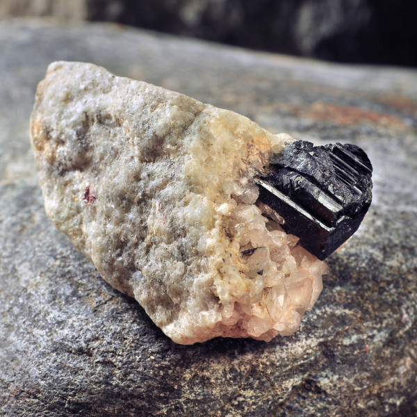 Κρύσταλλος τουρμαλίνη μαύρη στο φυσικό της πέτρωμα 2