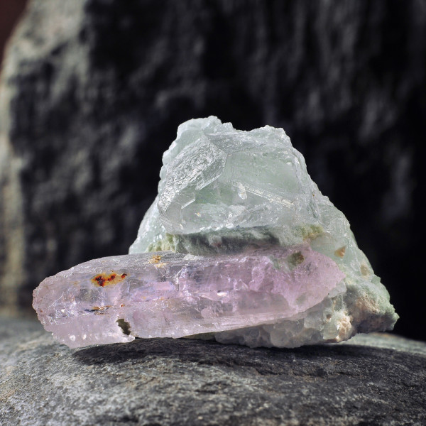 Κρύσταλλος κουνζίτης  ροζ στο φυσικό του πέτρωμα