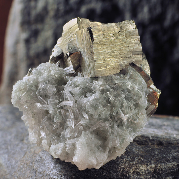 Κρύσταλλοι σιδηροπυρίτη στο φυσικό τους πέτρωμα χαλαζία