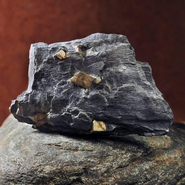 Κρύσταλλοι σιδηροπυρίτη στο φυσικό τους πέτρωμα 2