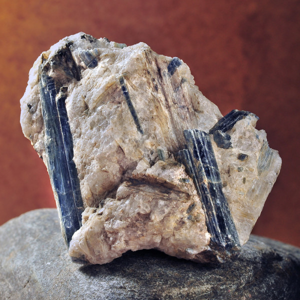Κρύσταλλος κυανίτης μπλε στο φυσικό του πέτρωμα