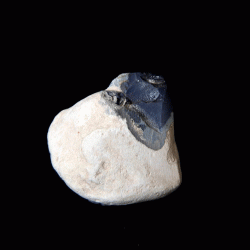 Κρύσταλλος οπάλιος μπλε στο φυσικό του πέτρωμα βότσαλο