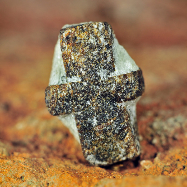 Κρύσταλλος σταυρόλιθος στο φυσικό του πέτρωμα